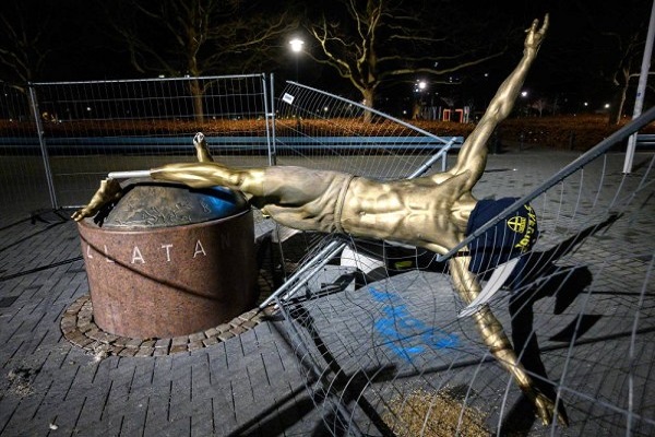 جماهير مالمو السويدي تحطم تمثال إبراهيموفيتش