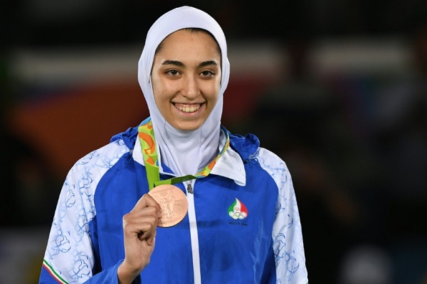 انشقاق الايرانية كيميا علي زاده الحائزة ميدالية اولمبية
