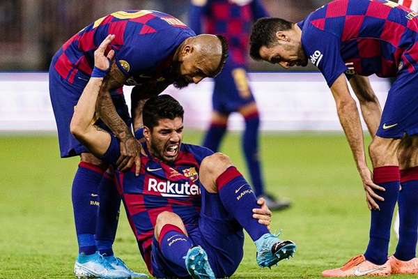 برشلونة يعلن غياب سواريز أربعة أشهر بعد جراحة في الركبة
