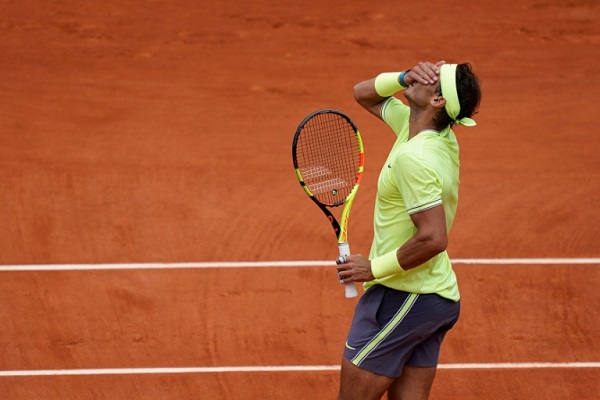 الاسباني رافايل نادال عقب تتويجه بلقب بطولة فرنسا المفتوحة على ملاعب رولان غاروس في كرة المضرب في 9 حزيران/يونيو 2019.