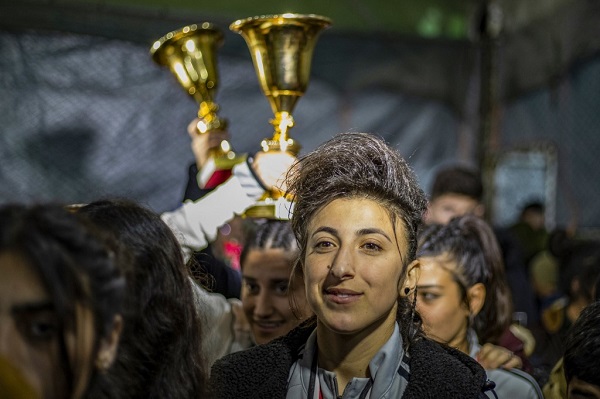 لاعبات كرة قدم يتحدين المجتمع في شمال شرق سوريا ويحصدن البطولة