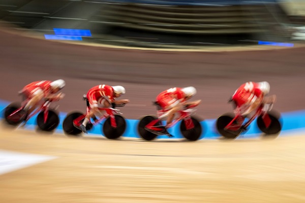 الفريق الدنماركي خلال تحطيمه الرقم القياسي العالمي لسباق مطاردة الفريق على المضمار 