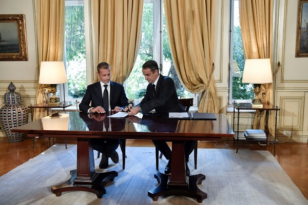 رئيس الوزراء اليوناني كيرياكوس ميتسوتاكيس ورئيس الاتحاد الاوروبي لكرة القدم السلوفيني ألكسندر تشيفيرين