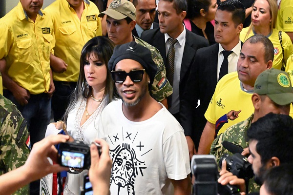 رونالدينيو متهم بدخول باراغواي بجواز سفر مزور