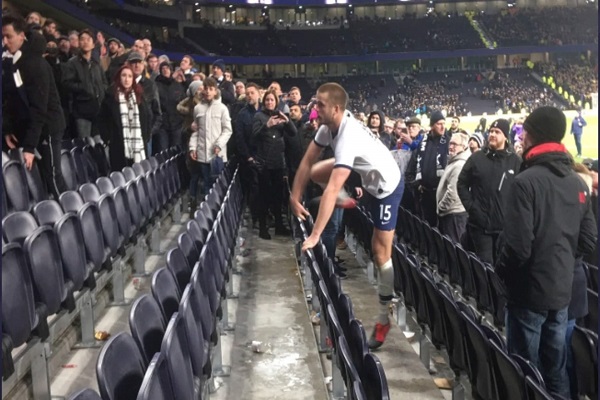 الإنكليز يتعاطفون مع داير بعد صعوده للمدرجات لضرب شاتم والدته