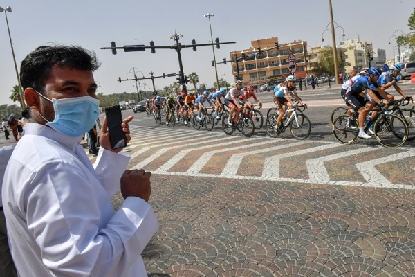 لقطة من طواف الإمارات للدراجات الهوائية قبل إلغاء آخر مرحلتين بعد اكتشاف وجود إصابتين بفيروس كورونا