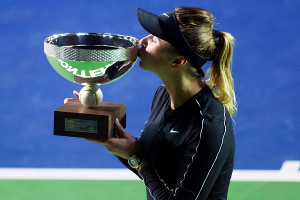 الأوكرانية إيلينا سفيتولينا تقبل كأس دورة مونتيري المكسيكية في كرة المضرب التي توجت بلقبها في 8 آذار/مارس 2020.