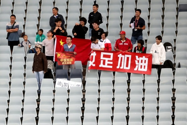 صورة تعود الى 7 شباط/فبراير 2020 في سيدني لمشجع صيني يحمل لافتة تشجيع لمدينة ووهان 