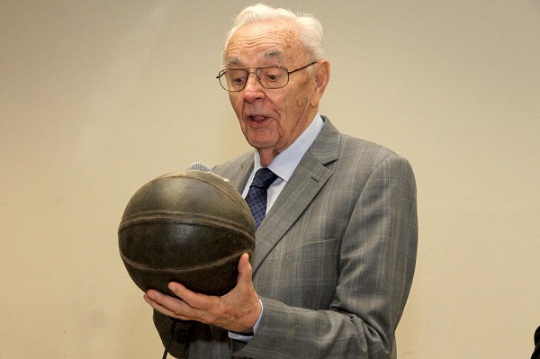 الاتحاد الدولي لكرة السلة ينعى أمينه العام التاريخي ستانكوفيتش