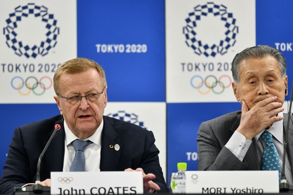 سيخضع الاسترالي جون كوتس (يسار) رئيس لجنة التنسيق في اولمبياد طوكيو 2020 لعزل ذاتي بعد عودته الى بلاده