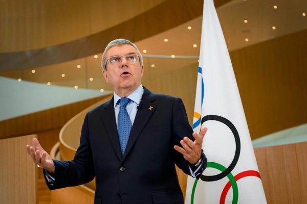 رئيس اللجنة الأولمبية الدولية الألماني توماس باخ يتحدث للصحافيين