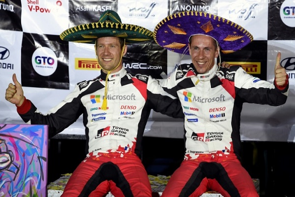 السائق الفرنسي سيباستيان أوجييه (يسار) وملاحه جوليان إينغراسيا يحتفلان بعد الفوز برالي المكسيك، ليون، ولاية غواناخواتو 