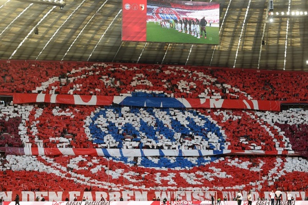 مشجعون يرسمون شعار نادي بايرن ميونيخ خلال مباراة على ملعبه أليانز أرينا ضد أوغسبورغ