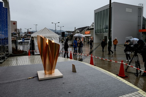 الشعلة الاولمبية لدورة طوكيو 2020 معروضة خارج محطة مياكو للقطارات. 22 اذار/مارس 2020