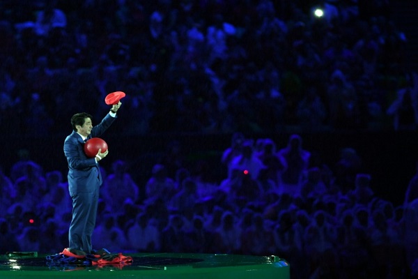 رئيس الوزراء اليابان شينزو آبي خلال الحفل الختام لألعاب الأولمبية في ملعب ماراكانا بريو دي جانيرو في 21 آب/أغسطس 2016