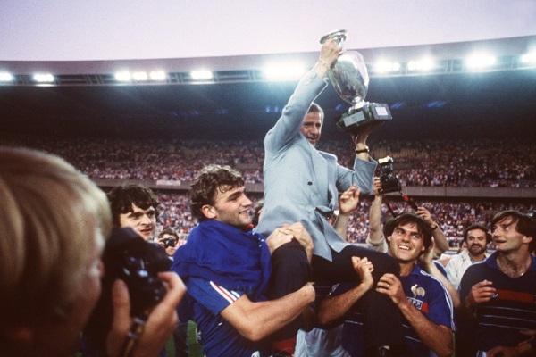 المدرب الراحل للمنتخب الفرنسي لكرة القدم ميشال هيدالغو يرفع كأس أوروبا لكرة القدم في 27 حزيران/يونيو 1984.