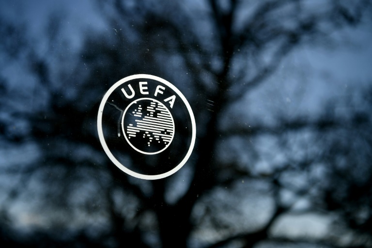 شعار الاتحاد الأوروبي لكرة القدم على واجهة مقره في مدينة نيون السويسرية