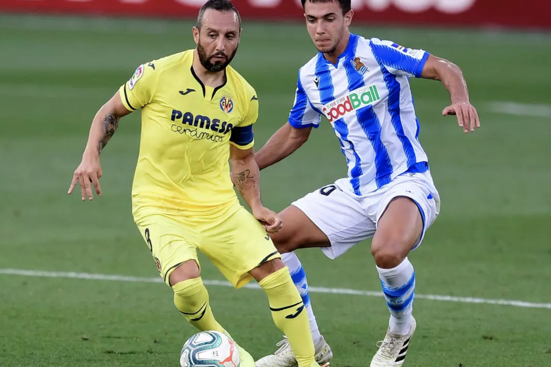 سانتي كازورلا (يسار) خلال مباراة مع فياريال في 13 تموز/يوليو 2020