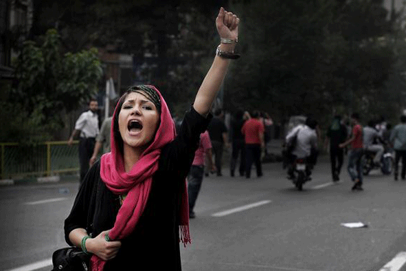 ناشطة إيرانية مشاركة في تظاهرة احتجاج على الوضع المعيشي في إيران منتصف يوليو الماضي