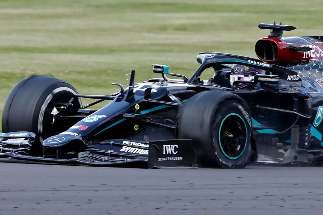 هاميلتون يقود سيارته مرسيدس بعد انثقاب أحد إطاراتها خلال جائزة بريطانيا الكبرى ضمن بطولة العالم للفورمولا واحد