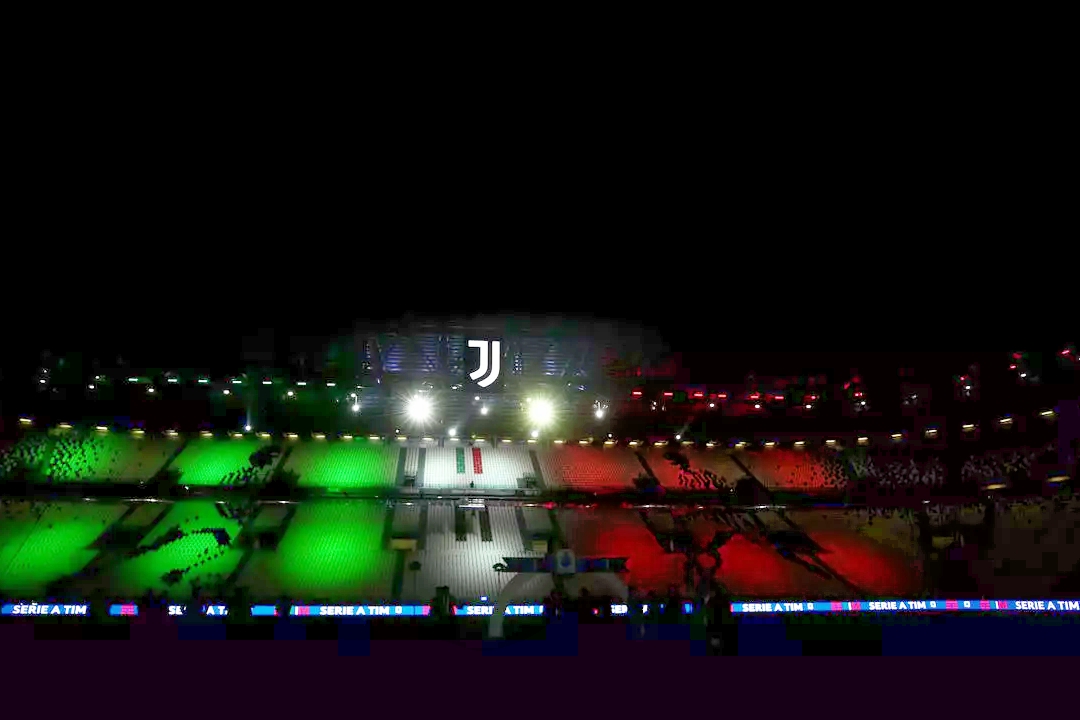 ملعب "اليانز ستاديوم" الخاص بيوفنتوس مضاء بالوان العلم الايطالي خلال الاحتفال بتسلم كأس الدوري المحلي لكرة القدم، تورينو في 1 اغسطس 2020