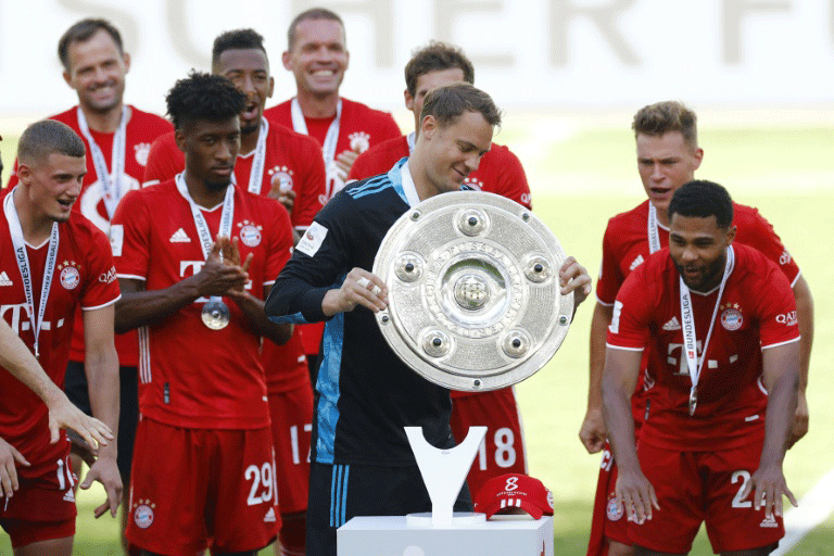 لاعبو بايرن يحتفلون بالفوز بلقب الدوري الألماني لكرة القدم للمرة الثامنة على التوالي، في صورة مؤرخة في 27 حزيران/يونيو 2020.
