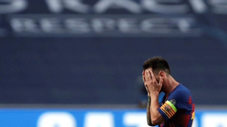 لقطة للارجنتيني ليونيل ميسي خلال المباراة التي خسرها فريقه برشلونة الاسباني امام بايرن ميونيخ الالماني 2-8 في ربع نهائي دوري ابطال اوروبا، لشبونة في 14 اب/اغسطس 2020