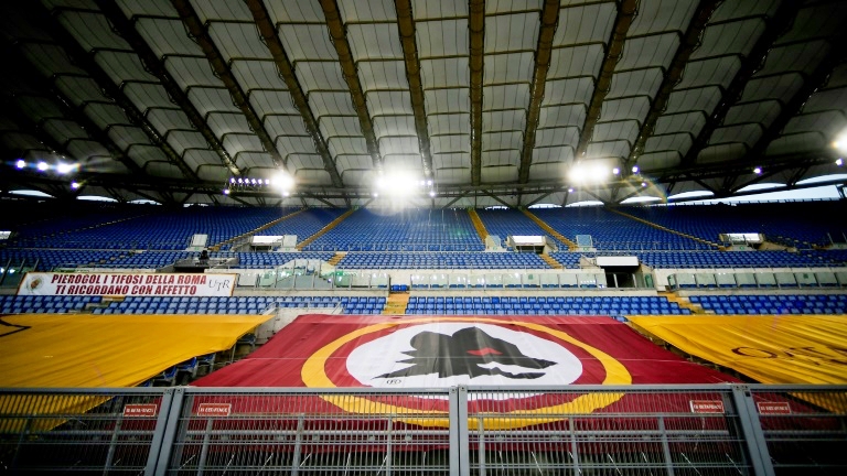 صورة لاحد المدرجات الفارغة مع شعار نادي روما بالملعب الأولمبي في العاصمة الإيطالية خلال مباراة روما وسمبدوريا في الدوري المحلي في 24 يونيو 2020.