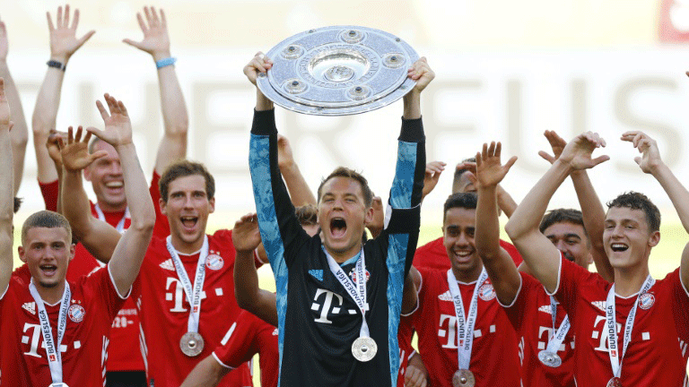 لاعبو بايرن ميونيخ يحتفلون بتتويجهم بلقب الدوري الألماني لكرة القدم في السابع من حزيران/يونيو 2020. 