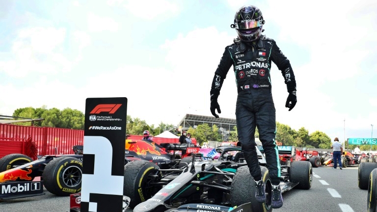 السائق البريطاني لويس هاميلتون بعد فوزه بجائزة اسبانيا الكبرى في بطولة العالم للفورمولا واحد في 16 أغسطس 2020