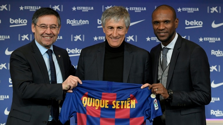 رئيس نادي برشلونة جوسيب بارتوميو (يسار) مع مدرب الفريق المقال كيكي سيتيين (وسط) والمدير الرياضي الفرنسي المقال اريك ابيدال (يمين)