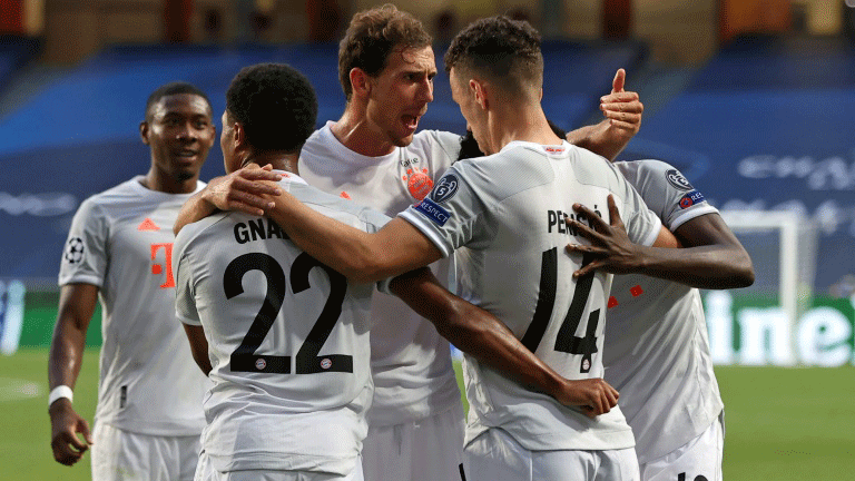 لاعبو بايرن ميونيخ الألماني يحتفلون بالفوز على برشلونة الإسباني في ربع نهائي دوري أبطال أوروبا لكرة القدم في 14 أغسطس 2020.