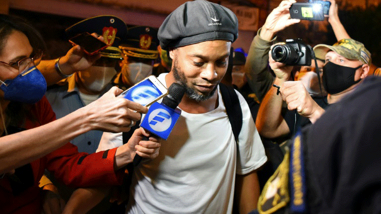 الدولي البرازيلي السابق رونالدينيو لدى وصوله الى فندق في عاصمة الباراغواي اسونسيون في 7 نيسان/ابريل 2020 بعد خروجه من السجن بتهمة استخدام جواز سفر مزور
