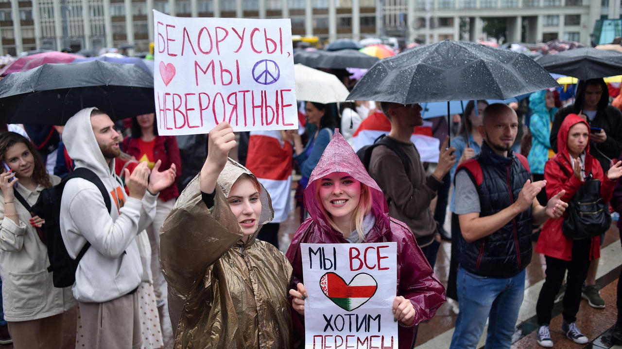 متظاهرون في بيلاروسيا في 25 أغسطس 2020