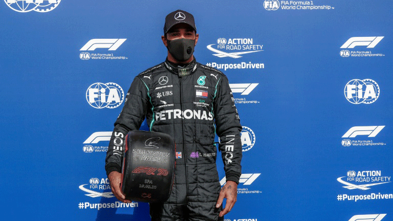 سائق مرسيدس البريطاني لويس هاميلتون يلتقط صورة بجائزة الانطلاق من المركز الاول في سباق جائزة بلجيكا الكبرى في 29 آب/أغسطس 2020.