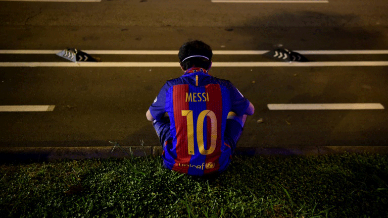 مشجع لنادي برشلونة الاسباني يرتدي قميص للارجنيتي ليونيل ميسي خارج ملعب كامب نو في 26 آب/أغسطس 2020