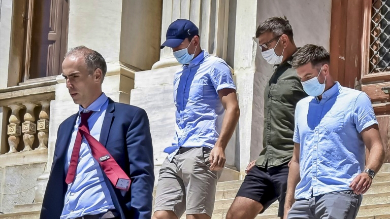 هاري ماغواير قائد فريق مانشستر يونايتد الإنكليزي لكرة القدم (الثاني من اليسار) لحظة خروجه من المحكمة في جزيرة سيروس اليونانية، في 22 آب/أغسطس 2020.