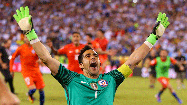 الحارس التشيلي كلاوديو برافو يحتفل بفوز منتخب بلاده على الأرجنتين في نهائي بطولة 