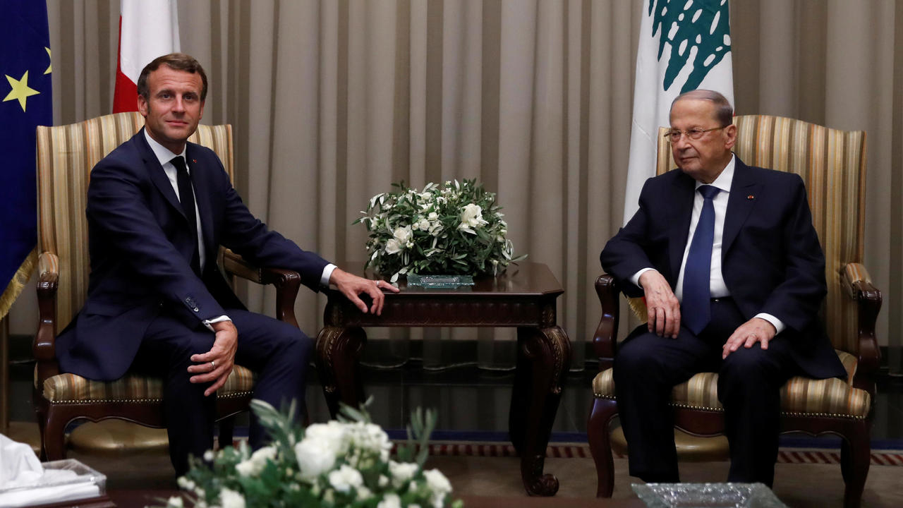 الرئيس اللبناني ميشال عون يستقبل الرئيس الفرنسي إيمانويل ماكرون في مطار بيروت الدولي في 31 أغسطس 2020