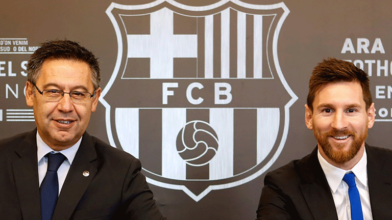 لقطة لنجم برشلونة الارجنتيني ليونيل ميسي (يمين) الى جانب رئيس النادي الكاتالوني لدى توقيعه عقده الذي يربطه بالنادي حتى حزيران/يونيو عام 2021. 25 تشرين الثاني/نوفمبر 2017