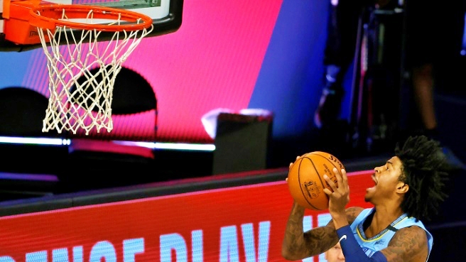 لاعب ممفيس غريزليز جا مورانت يهم بالتسديد باتجاه سلة بورتلاند ترايل بلايزرز في الدوري الاميركي للمحترفين في كرة السلة. 15 اغسطس 2020