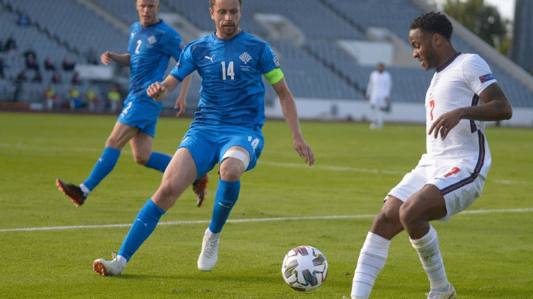 مهاجم انكلترا رحيم سترلينغ يحاول تمرير كرة عرضية في المباراة ضد ايسلندا في دوري الامم الاوروبية في ريكيافيك في 5 ايلول/سبتمبر 2020.