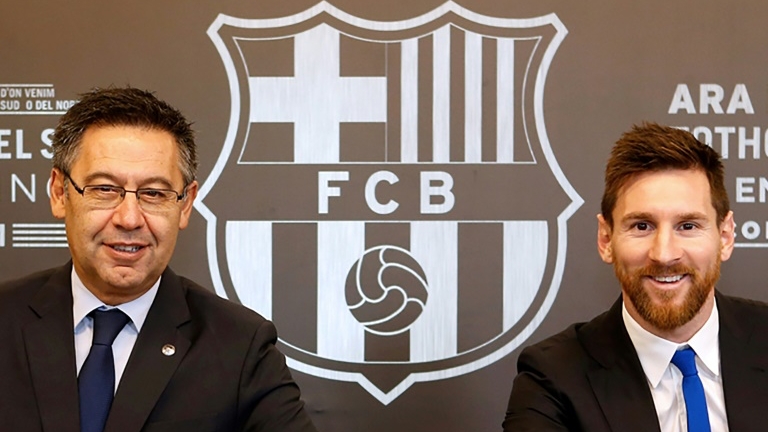 لقطة لنجم برشلونة الارجنتيني ليونيل ميسي (يمين) الى جانب رئيس النادي الكاتالوني لدى توقيعه عقده الذي يربطه بالنادي حتى يونيو عام 2021. 25 نوفمبر 2017