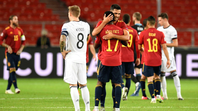 لاعبو المنتخب الاسباني يحتفلون بهدف التعادل في مرمى ألمانيا (1-1) في الجولة الاولى من دور المجموعات لمسابقة دوري الأمم الأوروبية في شتوتغارت في الثالث من أيلول/سبتمبر 2020.