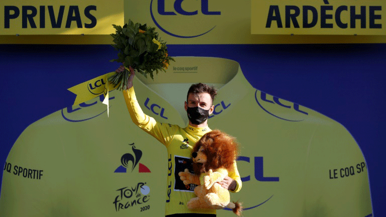 البريطاني آدم يايتس بعد منحه القميص الأصفر لمتصدر الترتيب العام في سباق طواف فرنسا بعد المرحلة الخامسة اثر معاقبة المتصدر السابق الفرنسي جوليان الافيليب في الثاني من أيلول/سبتمبر 2020.