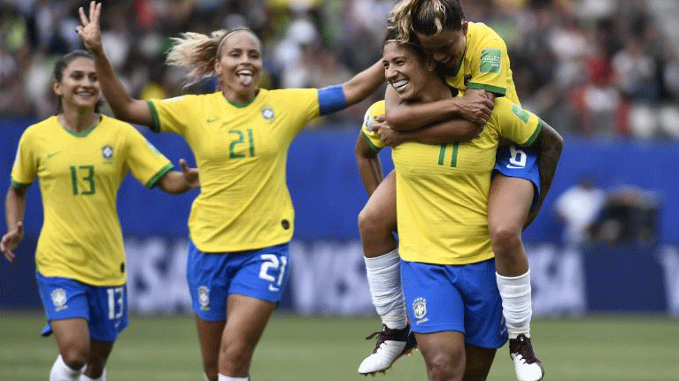 البرازيل تساوي في الأجور بين لاعبي ولاعبات كرة القدم