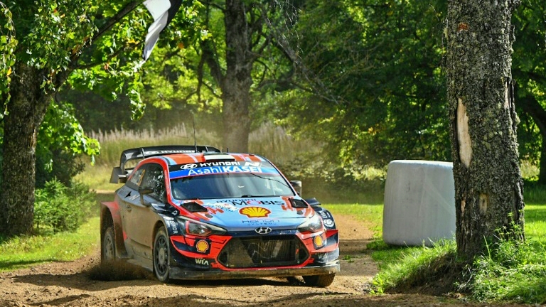 الاستوني اوت تاناك على متن هيونداي آي-20 في رالي بلاده ضمن بطولة العالم للراليات في 6 أيلول/سبتمبر 2020