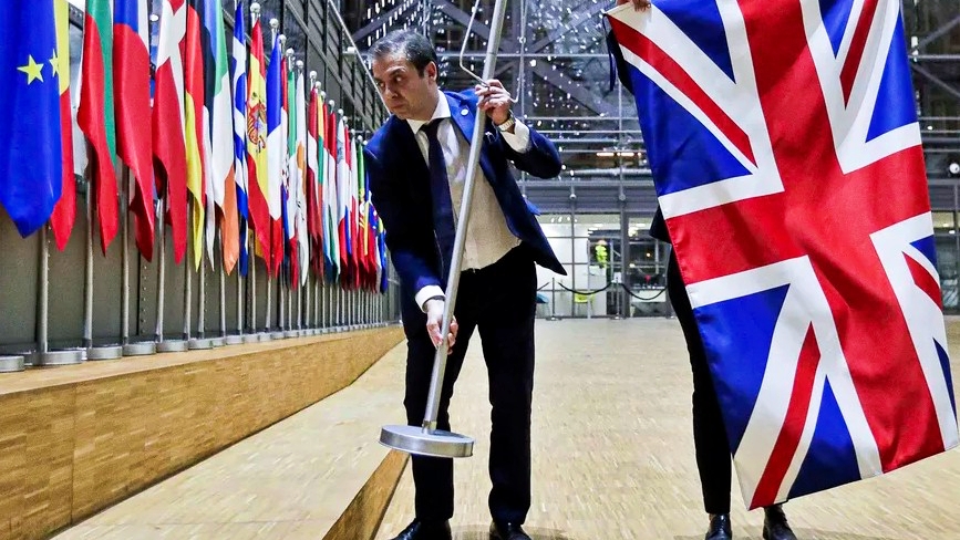 لحظة إزالة علم بريطانيا من بين أعلام الاتحاد الأوروبي - أرشيف 