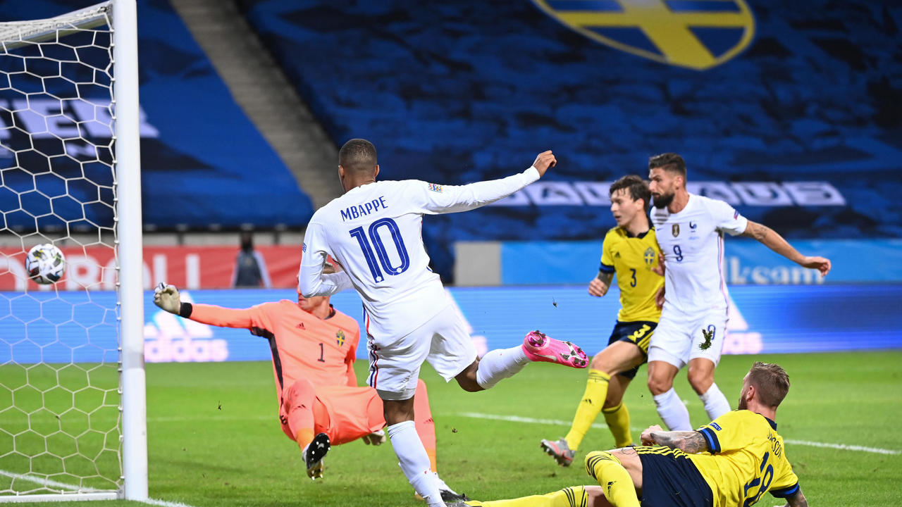 مهاجم منتخب فرنسا كيليان مبابي يسجل هدفا في مرمى السويد ضمن الجولة الاولى من منافسات مسابقة دوري الأمم الأوروبية على ملعب 