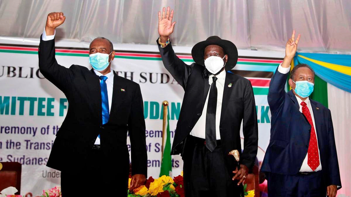  رئيس المجلس العسكري الانتقالي في السودان عبد الفتاح (يسار) ورئيس جنوب السودان سلفا كير (الثاني إلى اليسار) أثناء توقيع اتفاق السلام السوداني مع الجماعات المتمردة في جوبا، جنوب السودان يوم 31 أغسطس